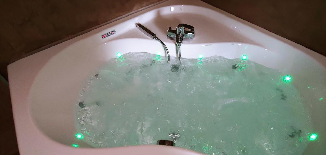 Chalet Tropical Avec Bain A Bulles - In The Woods Gesves Eksteriør bilde